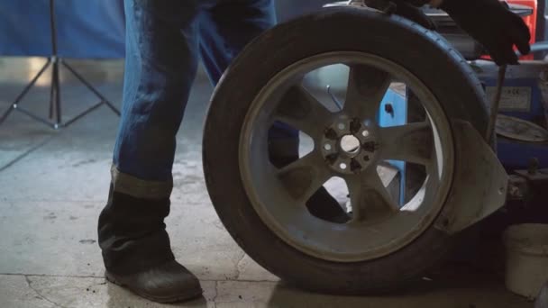 Balanceamento de roda de carro no serviço de pneus . — Vídeo de Stock