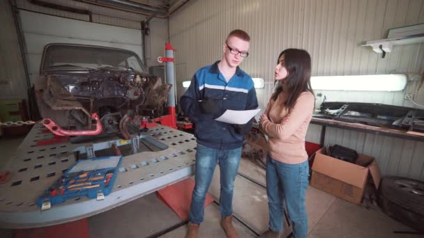 Meccanico Che Mostra Cliente Problema Con Auto Officina Mostra Scheda — Video Stock