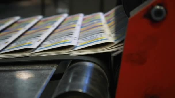 Печать газет в типографии — стоковое видео