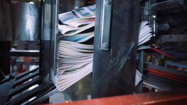 Imprimir periódicos en tipografía — Vídeo de stock