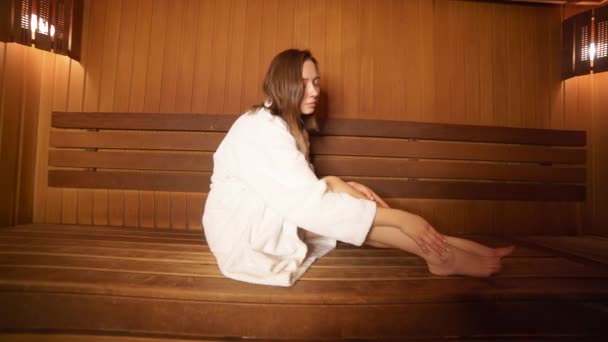 Rest van de jonge vrouw in de sauna — Stockvideo