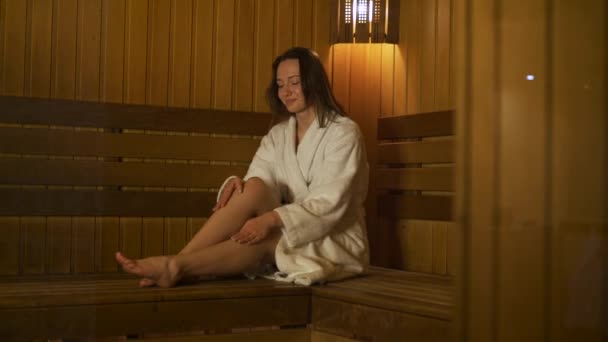 Rest der jungen Frau in der Sauna — Stockvideo