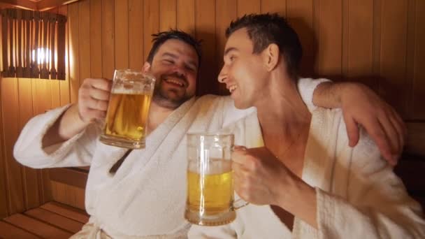 Чоловіки відпочивають у лазні, сауні, п'ють пиво — стокове відео