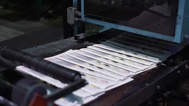 Процесс печати газет в типографии — стоковое видео