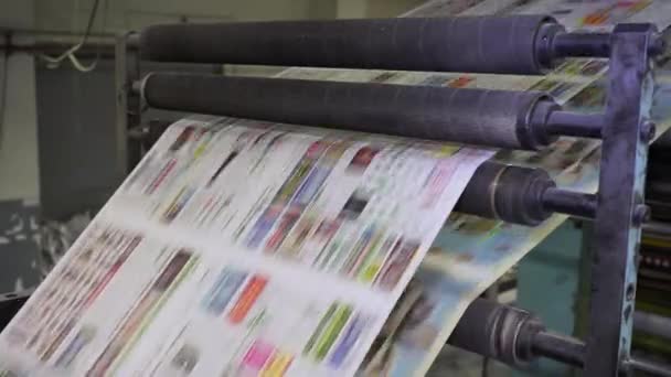 Proceso de impresión de periódicos en la imprenta — Vídeo de stock
