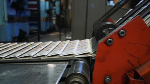 Proceso de impresión de periódicos en la imprenta — Vídeos de Stock