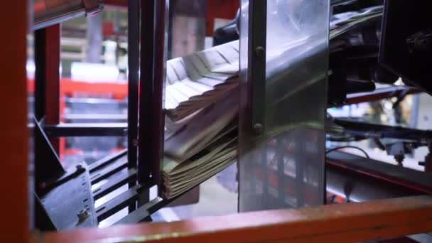 Krant afdrukproces in de drukkerij — Stockvideo