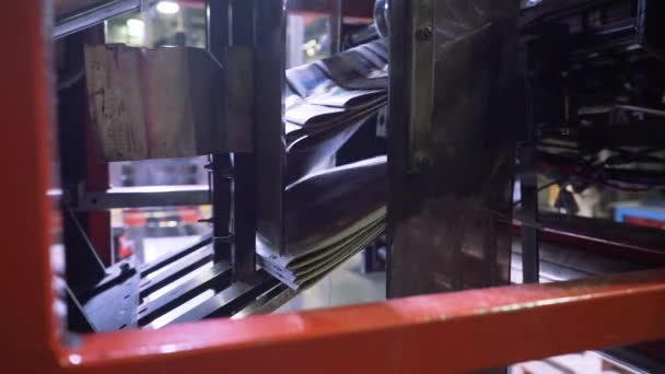 Zeitungsdruck in der Druckerei — Stockvideo