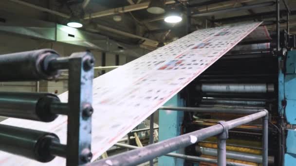 Proceso de impresión de periódicos en la imprenta — Vídeos de Stock