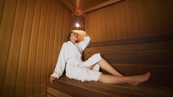 Resto da jovem na sauna — Vídeo de Stock