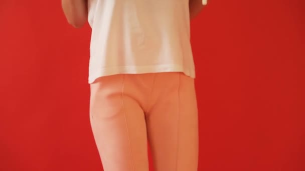 Le concept de menstruation, l'ovulation chez les filles. Fille sur un fond rouge tenant un tampon, joint .