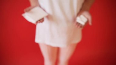 Adet kanamaları, yumurtlama kızlarda kavramı. Kız bir tampon tutan bir kırmızı zemin üzerine conta.