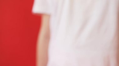 Adet kanamaları, yumurtlama kızlarda kavramı. Kız bir tampon tutan bir kırmızı zemin üzerine conta.