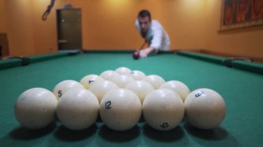 Rus bilardo oyunu. Topları vurmak.