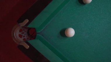 Rus bilardo oyunu. Topları vurmak.