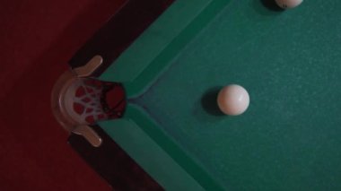 Rus bilardo oyunu. Topları vurmak.