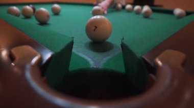 Rus bilardo oyunu. Topları vurmak.