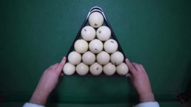 Rus bilardo oyunu. Topları vurmak.