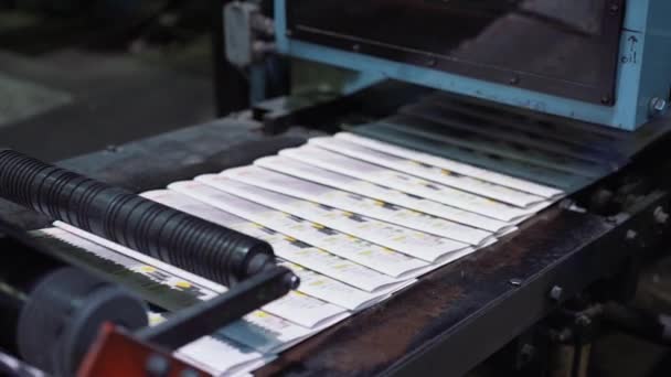 Процесс печати газет в типографии — стоковое видео