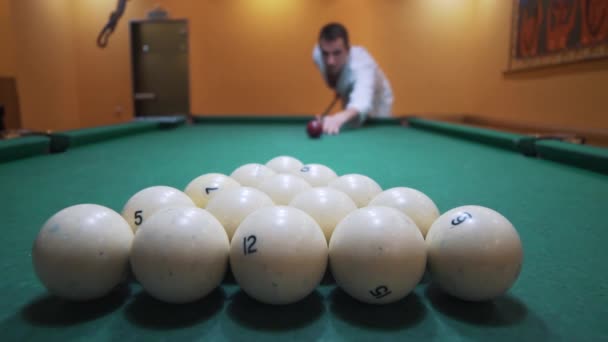 Russische biljart spel. Druk op de ballen. — Stockvideo