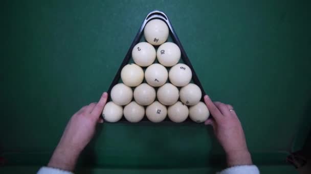 ロシアのビリヤード ゲーム。ボールを打つ. — ストック動画