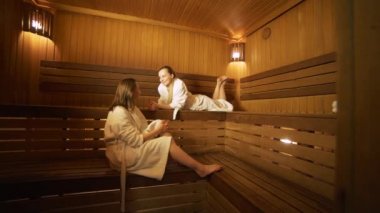 Birbirinizle konuşmak bir saunada iki mutlu kadın