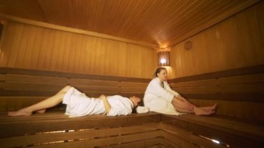 Birbirinizle konuşmak bir saunada iki mutlu kadın