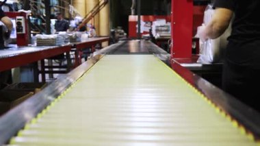 Son zamanlarda, matbaada basılmış gazete dağıtımı için Paketli