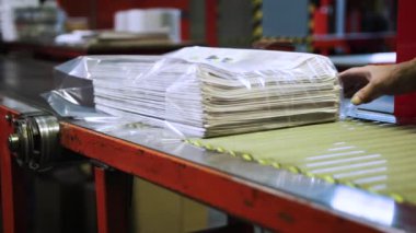 Son zamanlarda, matbaada basılmış gazete dağıtımı için Paketli
