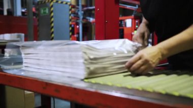 Son zamanlarda, matbaada basılmış gazete dağıtımı için Paketli