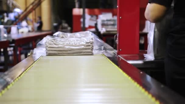 Frisch gedruckte Zeitung in der Druckerei, zur Verteilung verpackt — Stockvideo