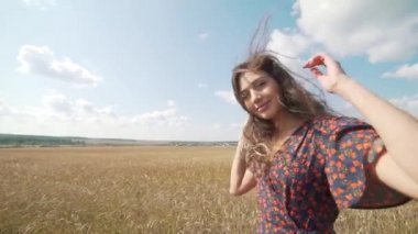 Yaz alanında genç kız portresi.