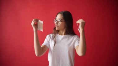 Regl, yumurtlama kızlarda kavramı. Kız bir tampon tutan bir kırmızı zemin üzerine conta.