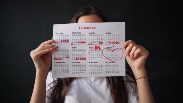 Календарь менструации с тампонами хлопка, крупным планом — стоковое видео