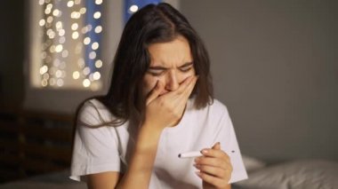 üzgün kadın gebelik arıyor test beklenmedik çığlıkları
