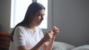 üzgün kadın gebelik arıyor test beklenmedik çığlıkları