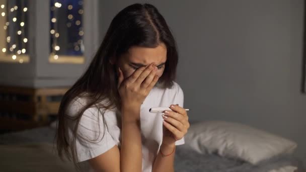 Λυπημένη γυναίκα ψάχνει στην εγκυμοσύνη δοκιμή απροσδόκητη κραυγές — Αρχείο Βίντεο