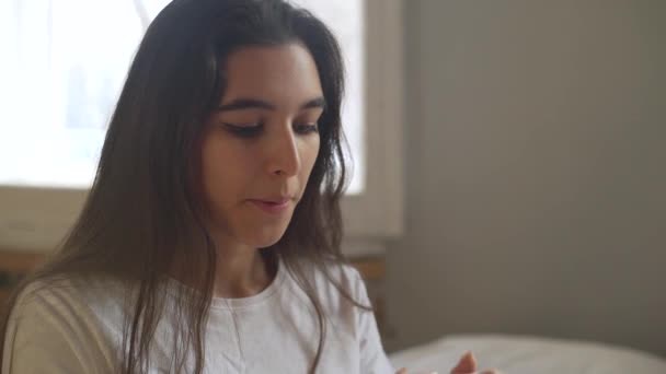 Грустная женщина смотрит на тест на беременность неожиданные слезы — стоковое видео