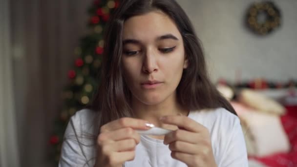 Сумна жінка дивиться на тест на вагітність несподівано плаче — стокове відео