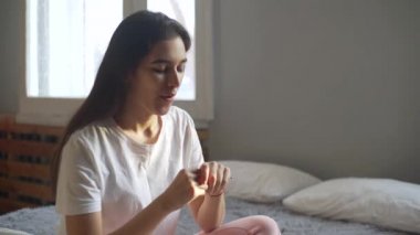 Hamilelik testi arayan mutlu genç kadın portresi. Hamilelik testi pozitif sonuç sonra gülümseyen kız