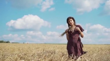 Yaz alanında genç kız portresi