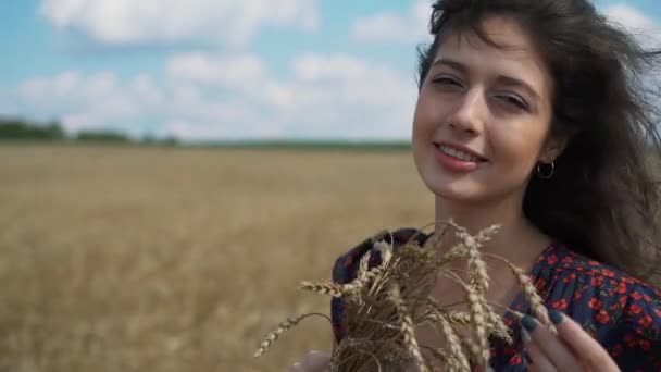 Портрет молодої дівчини в літньому полі — стокове відео