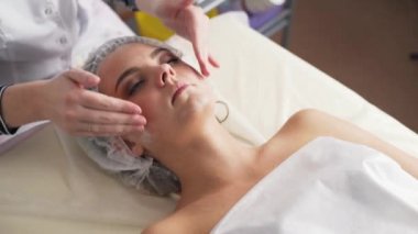 Güzellik Kliniği. Bir kadın güzellik yüz kozmetik prosedür alır.