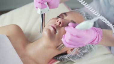 Güzellik Kliniği. Bir kadın güzellik yüz kozmetik prosedür alır.