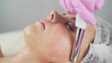 Güzellik Kliniği. Bir kadın güzellik yüz kozmetik prosedür alır.