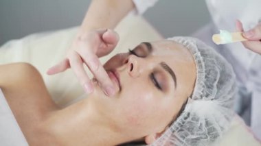 Güzellik Kliniği. Bir kadın güzellik yüz kozmetik prosedür alır.