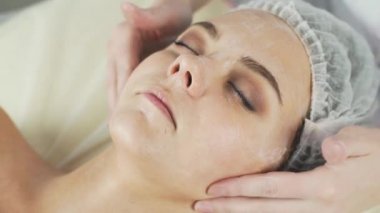 Güzellik Kliniği. Bir kadın güzellik yüz kozmetik prosedür alır.