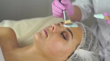 Güzellik Kliniği. Bir kadın güzellik yüz kozmetik prosedür alır.