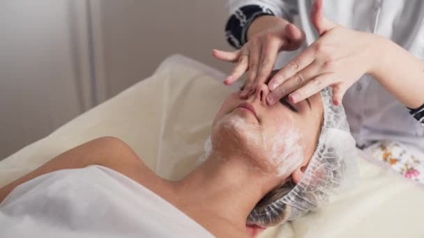 Clínica de belleza Una mujer obtiene belleza procedimiento de cosmetología facial . — Vídeos de Stock