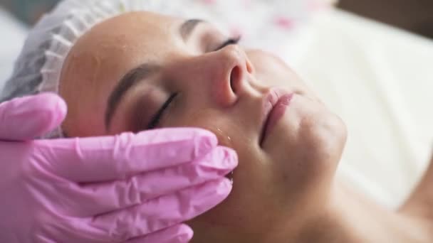 Clínica Belleza Una Mujer Obtiene Belleza Procedimiento Cosmetología Facial — Vídeos de Stock